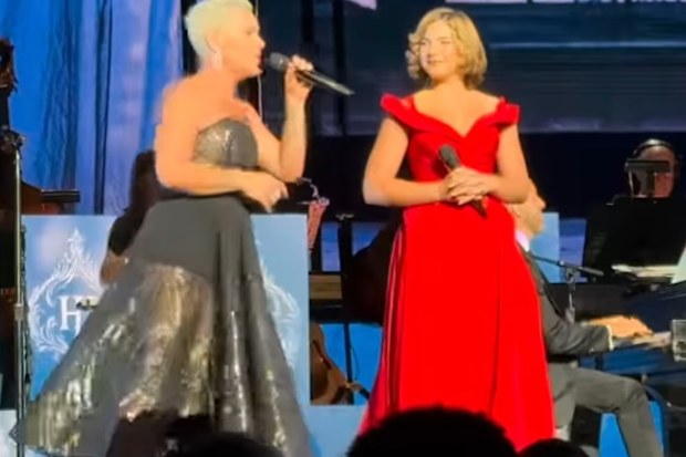 pink and daughter perform