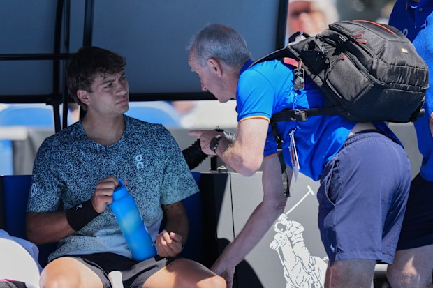 Flavio Cobolli, Arthur Fery ile oynadığı ilk tur maçında tedavi alıyor.