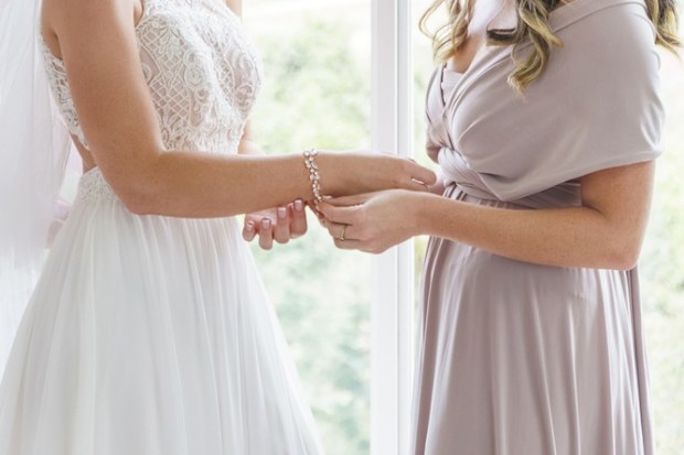friendship ruined over cheap wedding gift