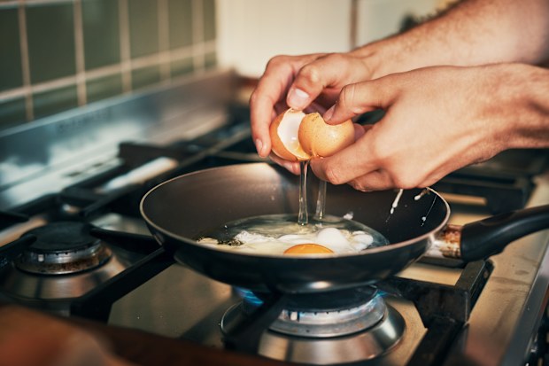 Frying egg