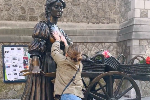 Tourists grope the Molly Malone statue in troubling tradition
