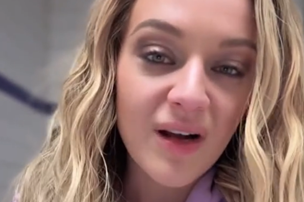 Kelsea Ballerini announcing she was forced to end her concert due to illness. 