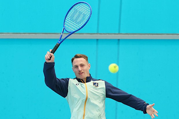 Corey Toole, Sydney Olimpiyat Parkı Tenis Merkezi'nde medya fırsatında forehand vuruyor.