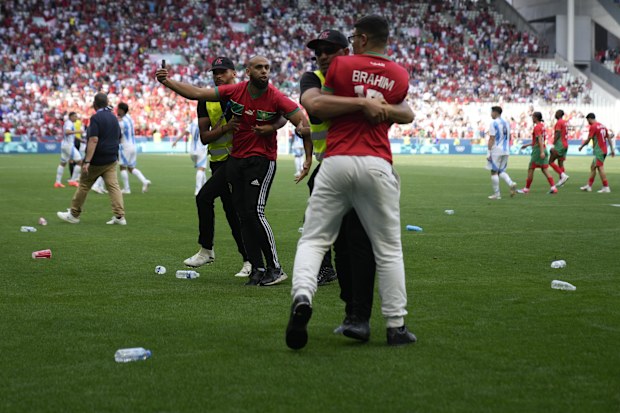 Chaotic scenes in the match between Argentina and Morocco in Saint-Etienne.