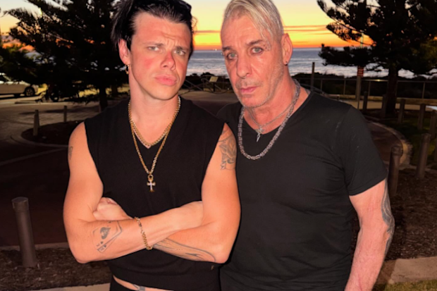 British rockstar Yungblud has issued an apology after taking a photo with a disgraced musican in Australia.