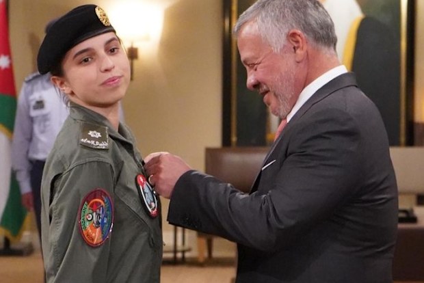 His Majesty King Abdullah II, Supreme Commander of the #Jordan Armed Forces, presents HRH Princess Salma bint Abdullah II with her wings after completing pilot training.