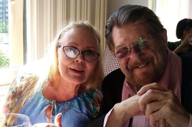 Derryn Hinch reveals injury in Christmas photo