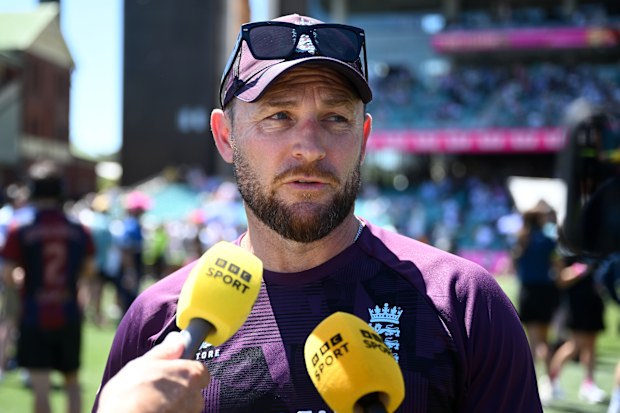 İngiltere koçu Brendon McCullum, medyaya konuşuyor.