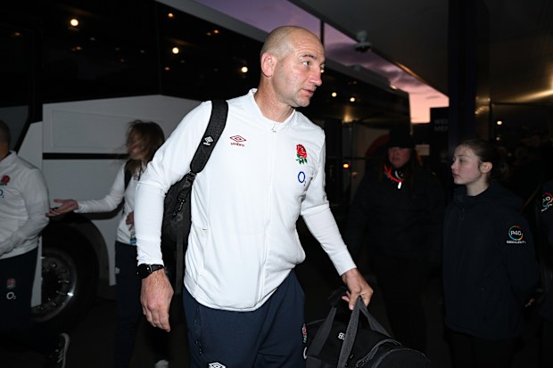 El entrenador de Inglaterra Steve Borthwick llega al estadio Forsyth Barr en Dunedin.