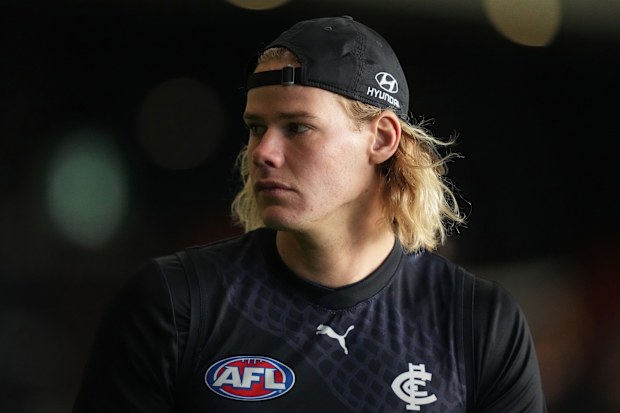 Tom De Koning of the Blues looks on during Carlton Blues AFL training session at Ikon Park in 2024.