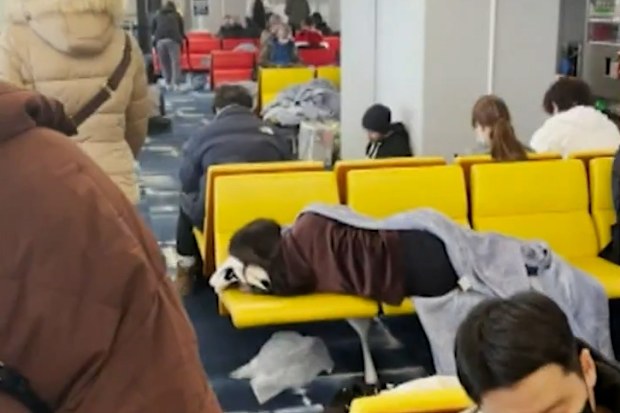 Aussies standard in Osaka airport for 18 hours without food or blankets 