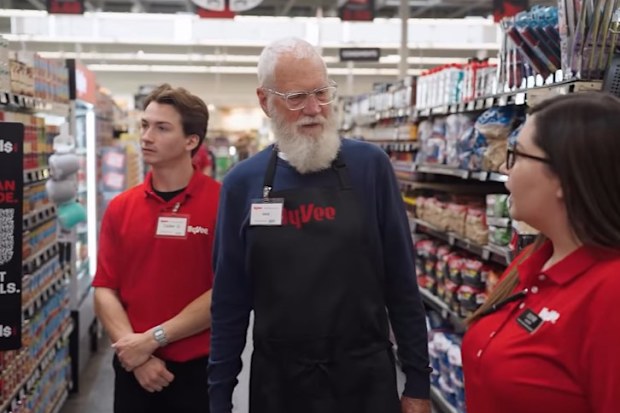 David Letterman spends time in  Hy-Vee grocery store in Indianapolis. 