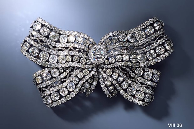 Bow-shaped brooch