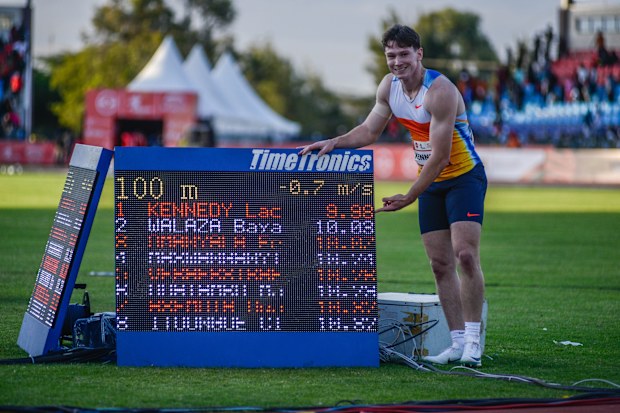 Lachlan Kennedy, Nairobi, Kenya'da 100 metresi kazanmasının ardından.