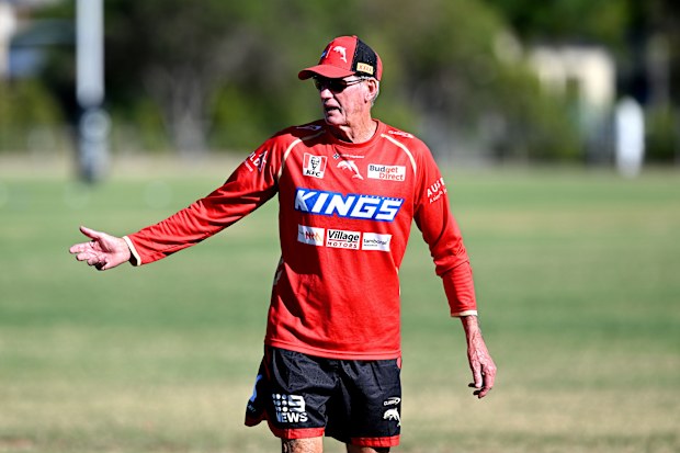 Coach Wayne Bennett gives directions during a Dolphins training session at Kayo Stadium. (Photo by Bradley Kanaris/Getty Images)