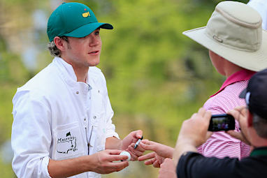 The pop star proved popular with autograph hunters.