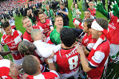 From there, the party really started as Gunners players gathered around their boss.