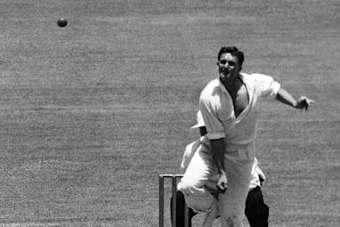 In his playing days, Benaud was a leg-spinner.