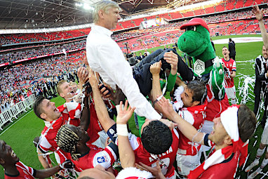 And how about that photobomb by the Gunners’ mascot!
