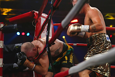 Wood's corner retired their man at the end of the sixth round.