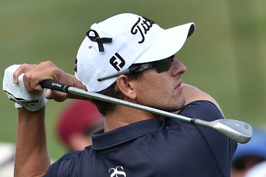 Adam Scott sports a black ribbon in rememberance of Hughes.