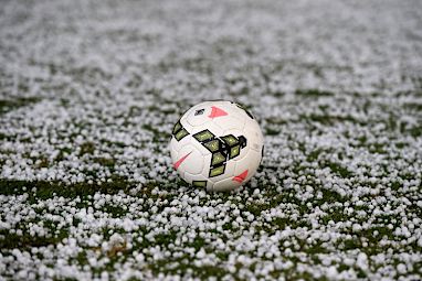 The game between the Wanderers and the Glory was delayed due to hail. (AAP)