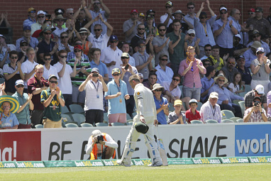 But on 60 not out, Clarke was forced to retire hurt.