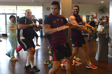 Te'o was a bit more studious in the Zumba class. (Getty)