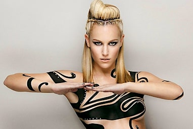 Goalie David de Gea is seeing singer Edurne Garcia Almagro.
