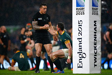 Williams helped the Springboks centre to his feet. (Getty)