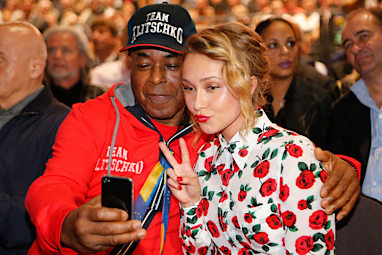 She took the time to take a selfie with a member of Wladimar's team.