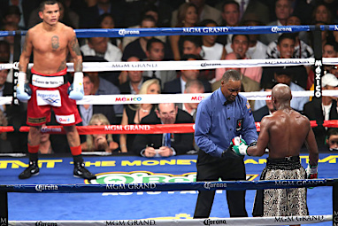 At one point, the referee stopped the fight and deducted a point from Maidana.