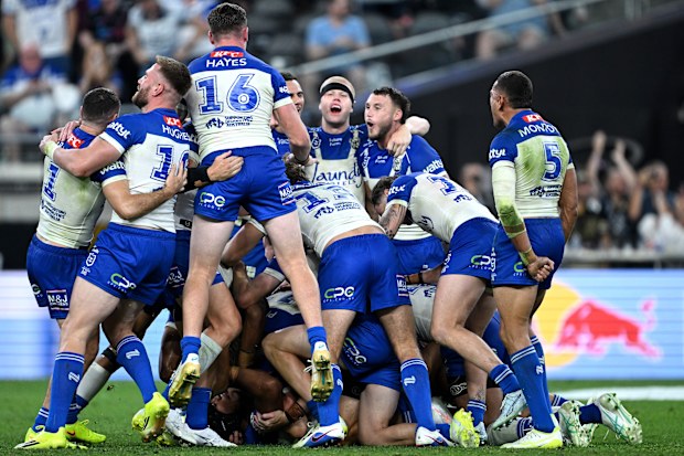 Bulldogs, Stephen Crichton'ın altın noktada kazandıran saha golü sonrası coşkuyla kutlama yapıyor.