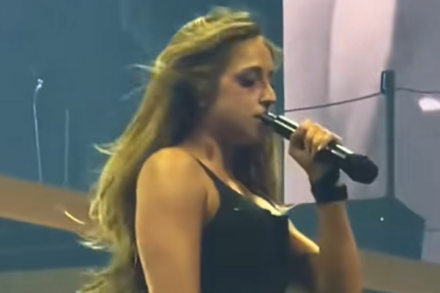 Tate McRae appears to lip sync during live show in Austin, Texas.
