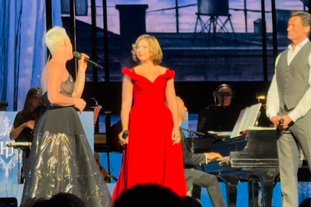 Pink and daughter Willow perform with Hugh Jackman at Radio City Music ...