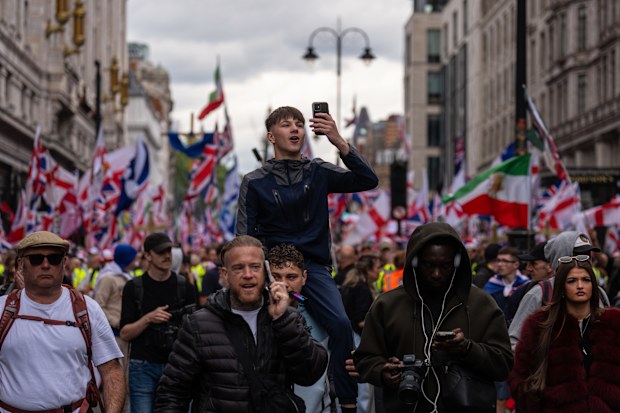 London protests: Police deploy 4,000 officers as rival marches hit city ...