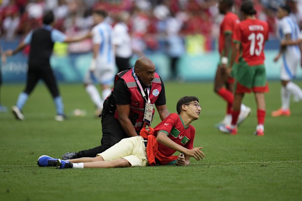 Chaotic scenes in the match between Argentina and Morocco in Saint-Etienne.