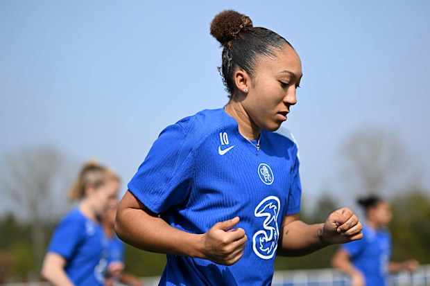 Lauren James en acción durante una sesión de entrenamiento femenino del Chelsea FC.