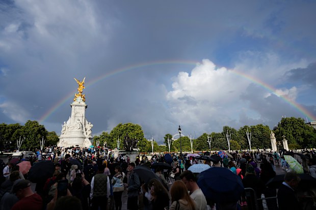 queen elizabeth II death buckingham palace mourners