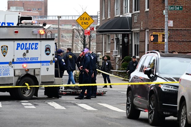 FBI agents and the NYPD cordoned off an area near Gracie Mansion in Manhattan's Upper East Side on Sunday.