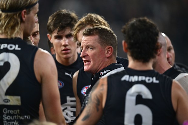 Blues coach Michael Voss speaks to his players at the break during the round 17 AFL match between Carlton Blues and Collingwood Magpies at Melbourne Cricket Ground on July 04, 2025 in Melbourne, Australia. (Photo by Quinn Rooney/Getty Images)