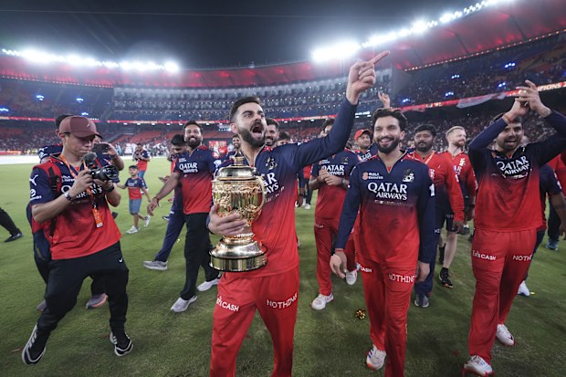 Royal Challengers Bengaluru'nın Virat Kohli, ödül ile kutlama yapıyor.
