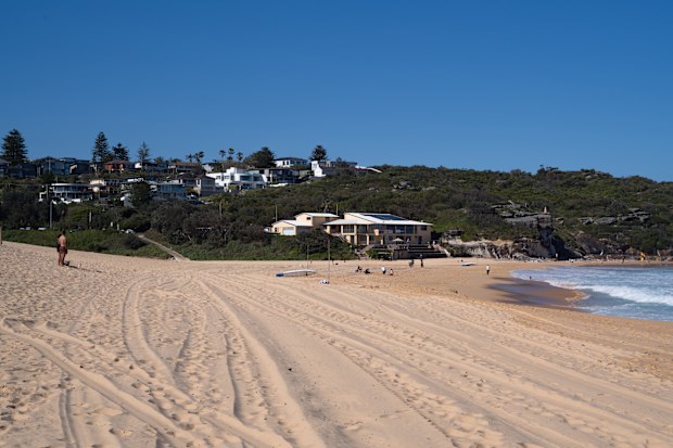 NEWS: Daily life North Curl-Curl. 11th October, 2024. Photo: Wolter Peeters, The Sydney Morning Herald.
