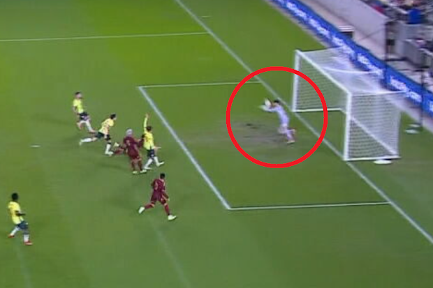 Patrick Beach, Avustralya için mucizevi bir kurtarış yapıyor.