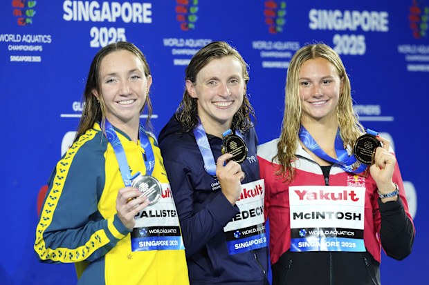 Soldan sağa: Gümüş madalyalı Lani Pallister, altın madalyalı Katie Ledecky ve bronz madalyalı Summer McIntosh.