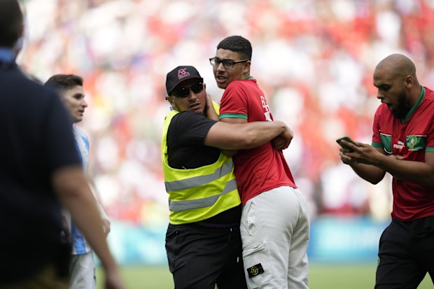 Chaotic scenes in the match between Argentina and Morocco in Saint-Etienne.