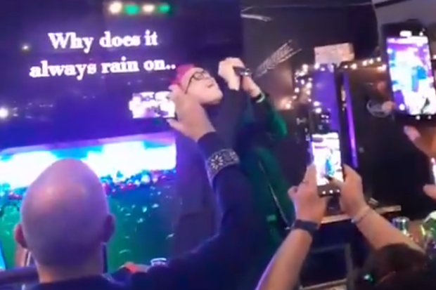 Fran Healy surprised Glasgow pub-goers with a spontaneous performance