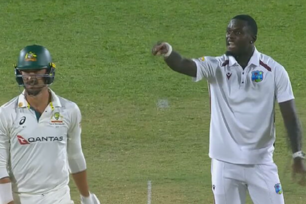Mitchell Starc (solda) ve Jayden Seales.