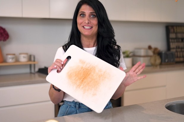 How to clean a plastic chopping board using a simple hack