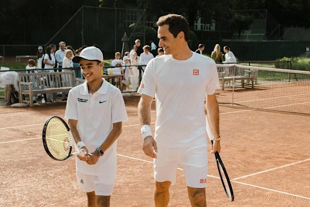 Izyan 'Zizou' Ahmad, Roger Federer ile kortta poz veriyor.